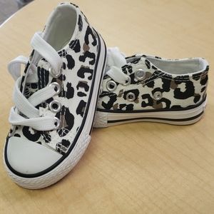 Leopard print toddler shows